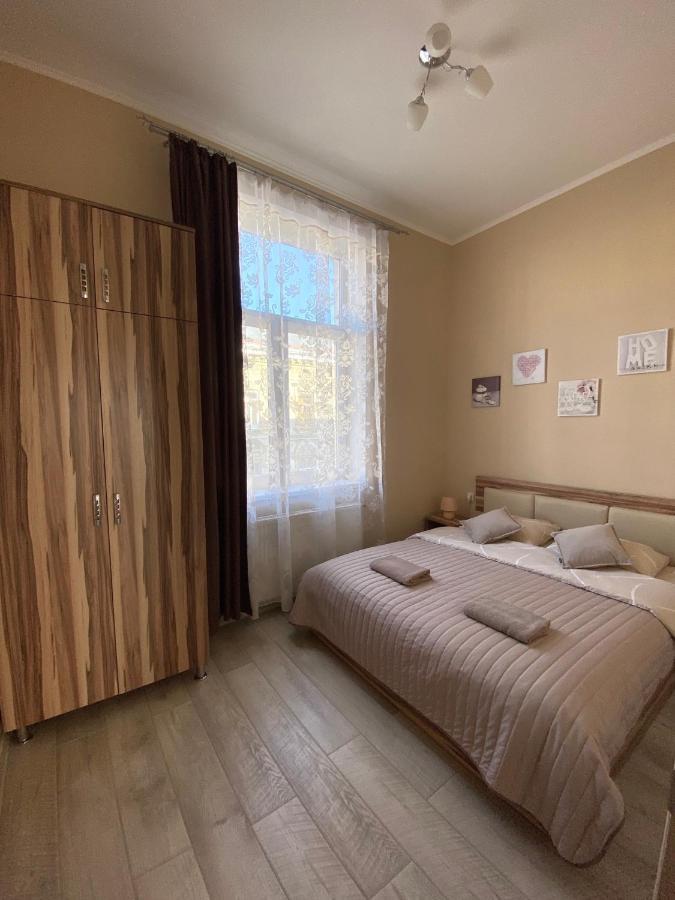 Opera House Apartment Lviv Eksteriør billede