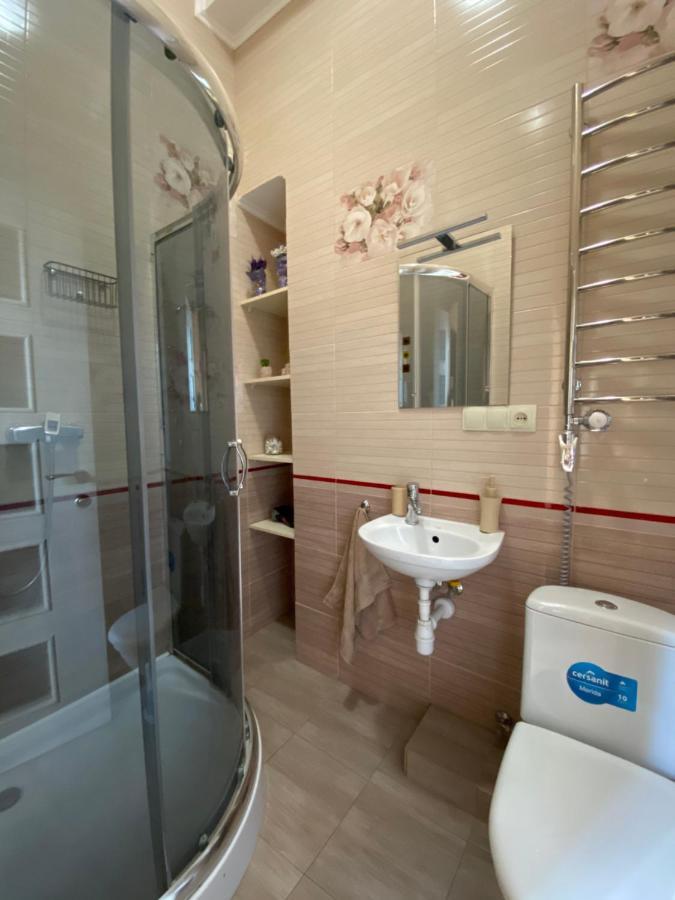 Opera House Apartment Lviv Eksteriør billede