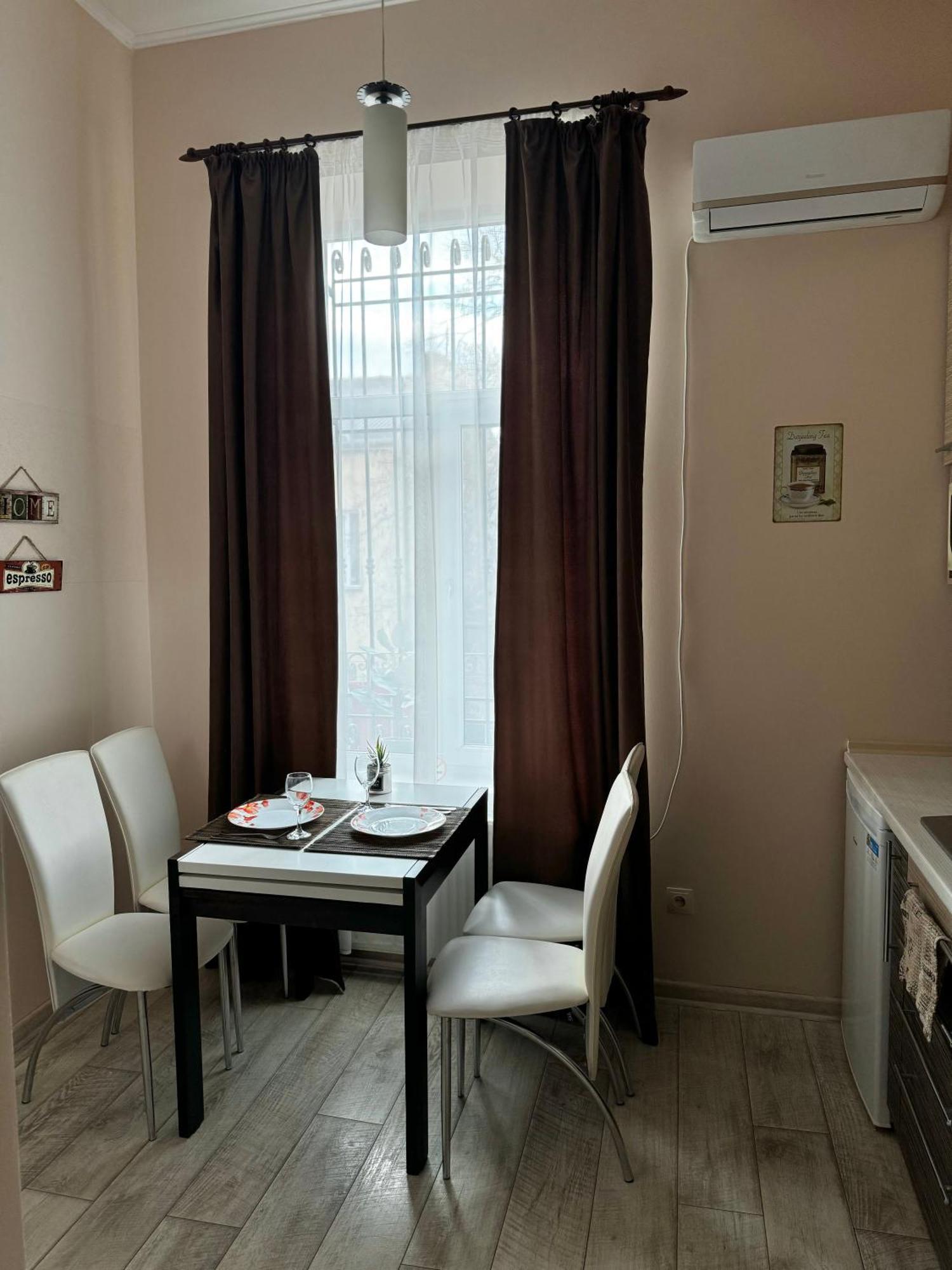 Opera House Apartment Lviv Eksteriør billede
